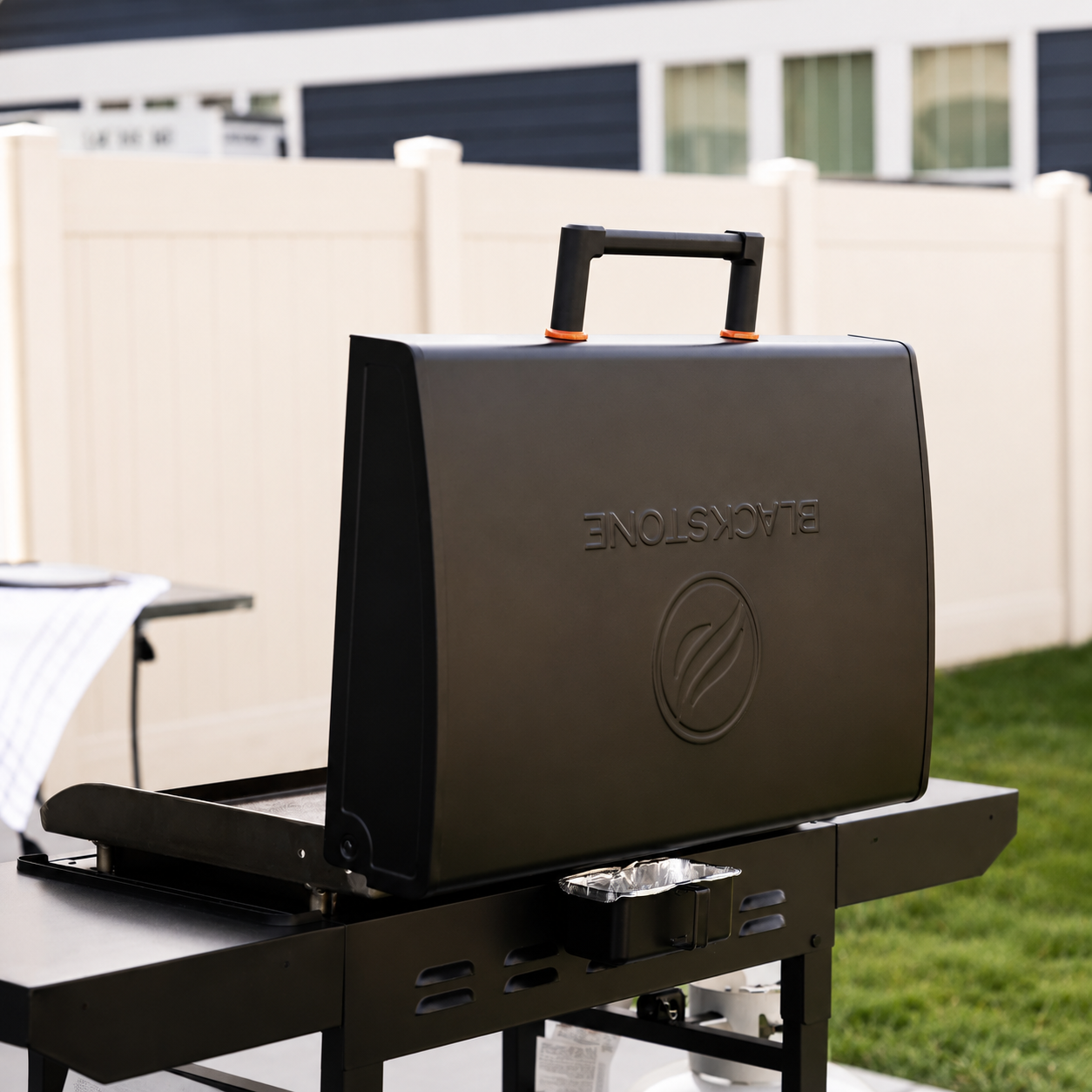 Grătar pe gaz Blackstone 28" Omnivore - Plită plancha cu 2 arzătoare și capac