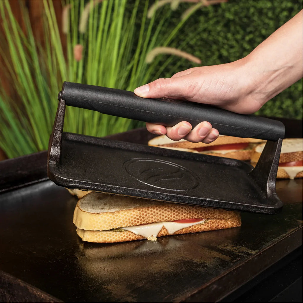 Presă din Fontă Blackstone - Accesoriu Profesional pentru Burgeri și Grătar